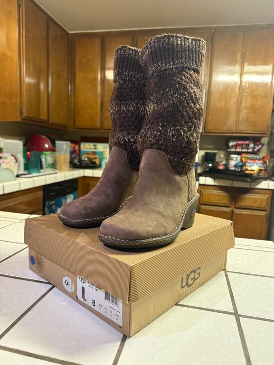 UGG Shoes - UGG's W Cresthaven Heeled Boots Sz. 8